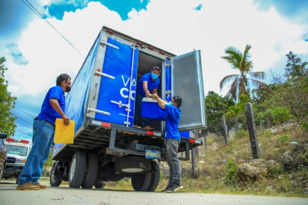 Algarabía y esperanza por llegada de vacunas de El Salvador a los municipios de Honduras