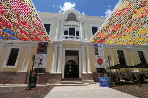 Tegucigalpa: Inyectan color a la decoración con botellas plásticas del MIN