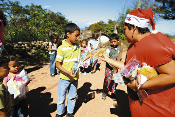 Santa no olvidó a sus niños de Azacualpa y Santa Elena