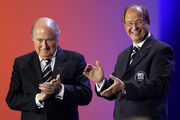 El Presidente de la FIFA, Sepp Blatter y Urs Linsi aplaudieron durante la ceremonia de inauguración del 57º Congreso de la Federación Mundial de Fútbol. (Foto: Agencias/AFP/ Deportes El Heraldo / Noticias de Honduras / El Heraldo Honduras)