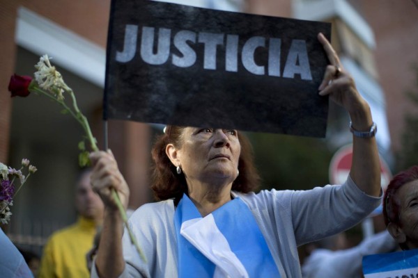 Custodian a fiscal que imputó a Cristina Kirchner