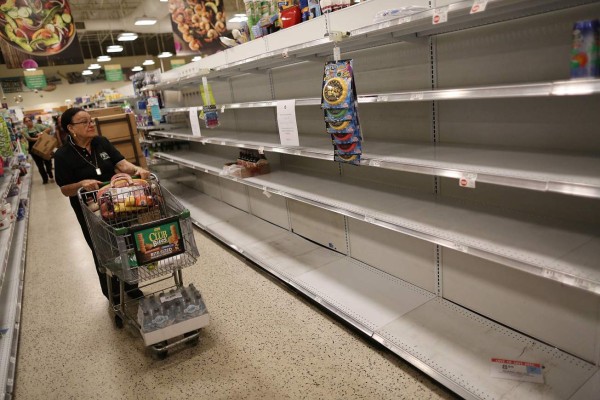 Residentes de los Cayos de Florida se preparan para evacuar