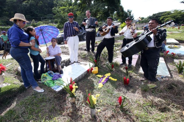 Otilia Almendárez: 'Vengo con amor de madre... a visitar a mi amado hijo”