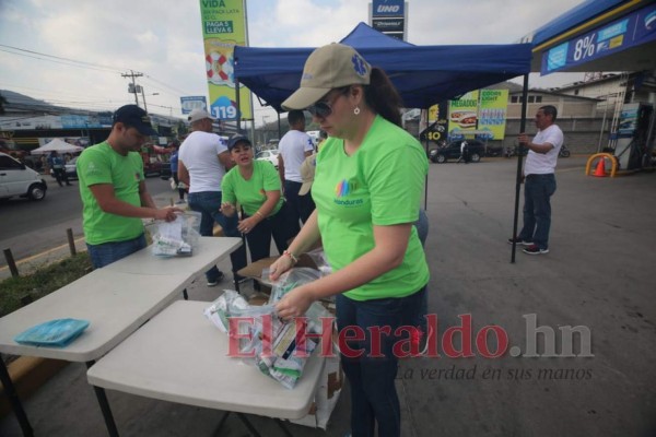 Entregan mini kits de verano en las diferentes salidas de la capital de Honduras