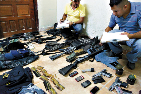 Cae oficial de Policía con arsenal de guerra en el norte de Honduras