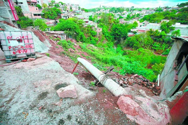 Tres colonias sin agua potable