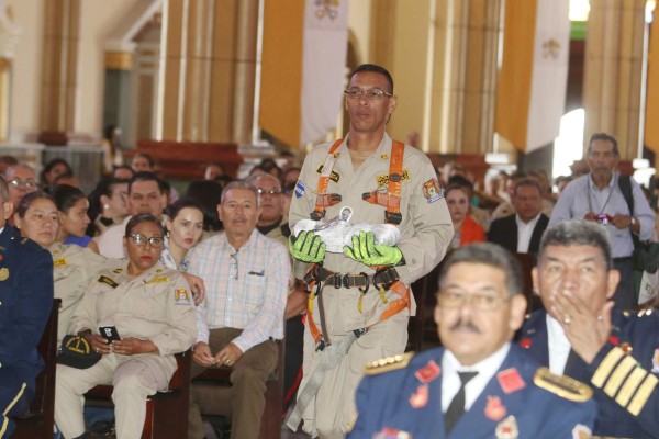Bomberos rinden homenaje y piden protección a la Virgen de Suyapa