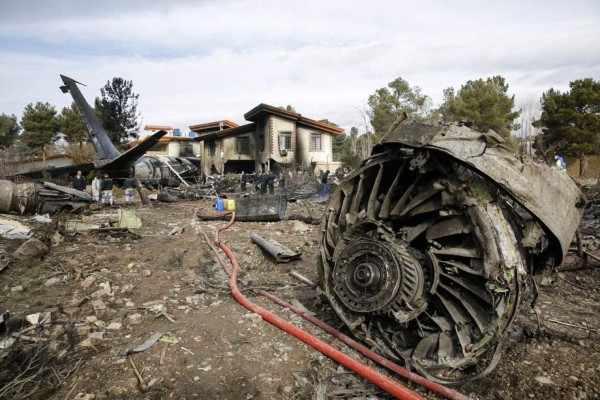 Las 10 impactantes fotos del Boeing 707 que se estrelló contra una casa en Irán