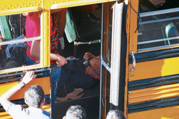 Por evitar asalto en autobús matan a policía en la capital