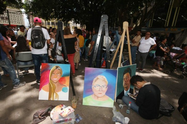 Alumnos de Bellas Artes realizan muestra de arte en la Plaza Central