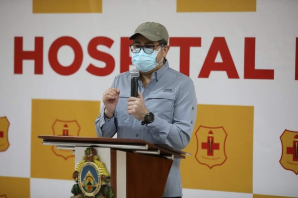 FOTOS: Enérgico y motivado, así abandonó el presidente Hernández el Hospital Militar