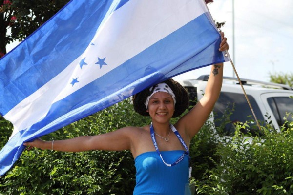 FOTOS: Ambiente catracho afuera del BBVA Compass en Houston