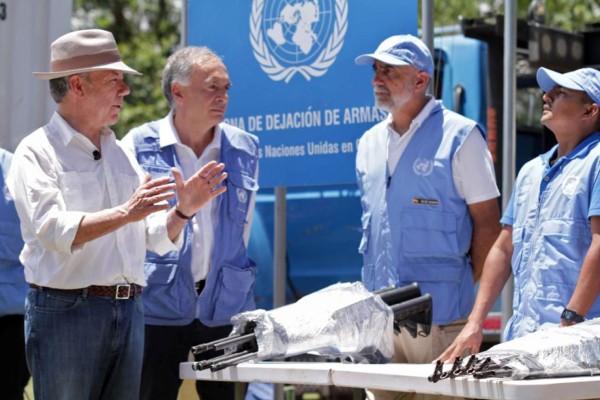 Colombia da por terminado conflicto con FARC tras desarme de guerrilla