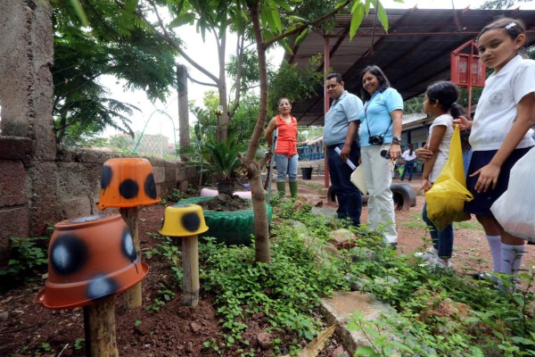 La escuela más amigable con el ambiente es.....