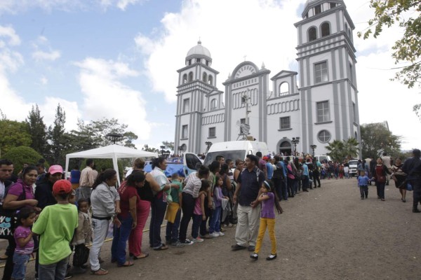 Larga espera por segundos de gracia ante la morenita