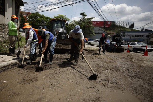 Primeras lluvias alertan a capitalinos por inundaciones