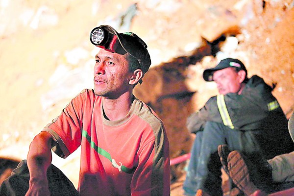 Socorristas de tres países se suman al rescate de los mineros del sur
