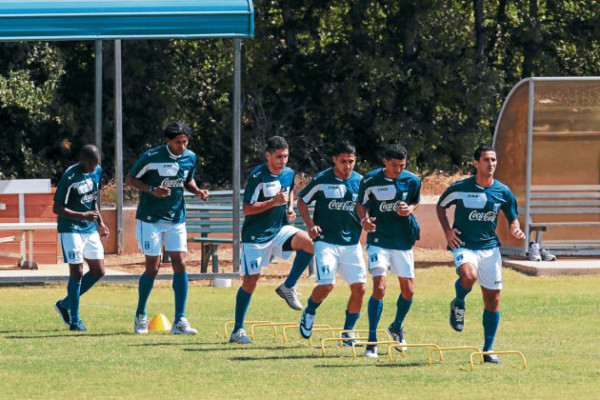 DT de Honduras trabaja horas extras en la definición