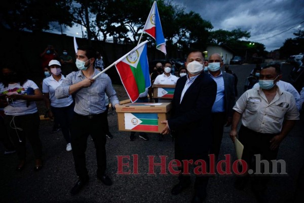 Partidos acuden al CNE y presentan planillas en los tres niveles electivos (FOTOS)