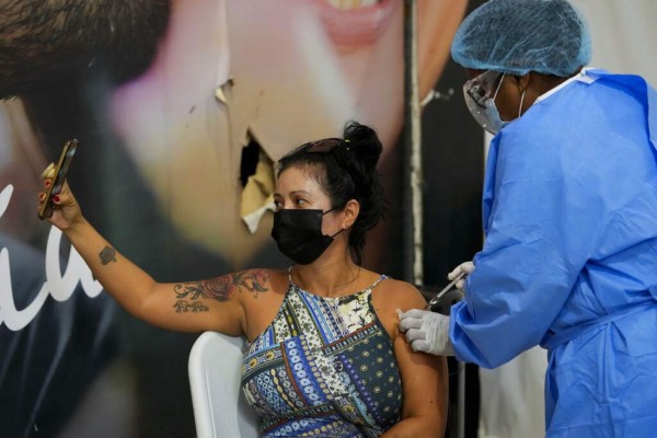 ¿Cuánto tiempo debo esperar para aplicarme la vacuna anticovid si ya tuve el virus?