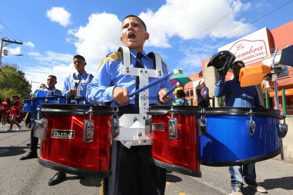 Niños engalanan un homenaje cívico a la patria