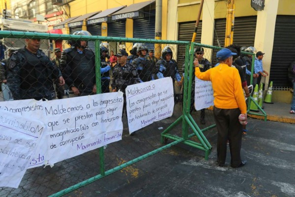 Libre y la Resistencia protestan en las afueras del Congreso