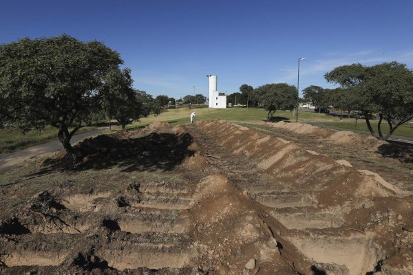 FOTOS: Cementerios saturados ante miles de muertos por coronavirus