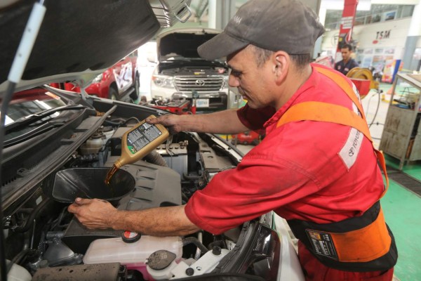 ¿Por qué es importante revisar los niveles de líquidos del auto?