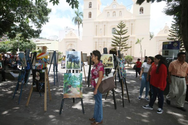 Alumnos de Bellas Artes realizan muestra de arte en la Plaza Central