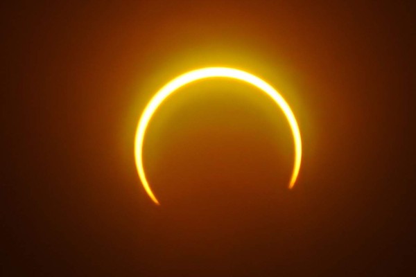 Las hermosas fotografías captadas durante el eclipse 'anillo de fuego'