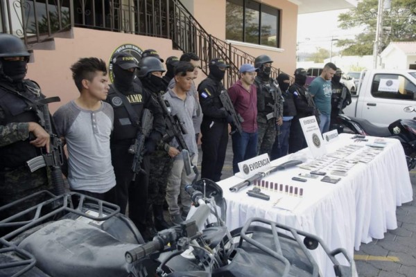 Armas, fajos de billetes y drogas: los decomisos a banda 'El Cosme'