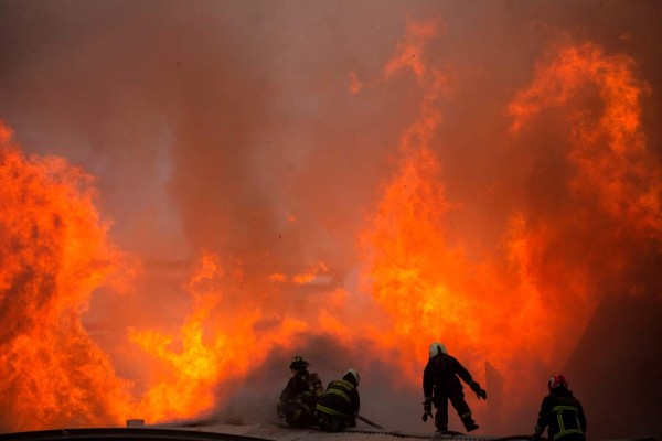 Incendios, saqueos y enfrentamientos en tercera protesta más intensa en Chile contra Piñera (FOTOS)