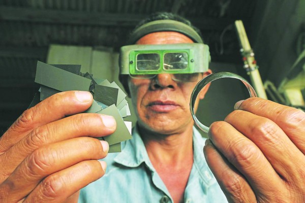 Don Óscar, el artista que hace joyas con radiografías