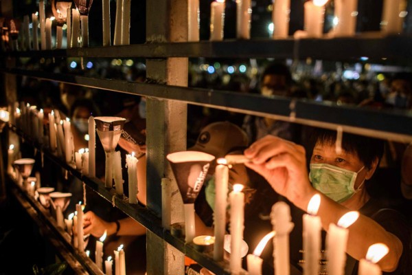 Con velas y en silencio, Hong Kong sale a las calles para recordar la masacre de Tiananmen&nbsp;&nbsp;