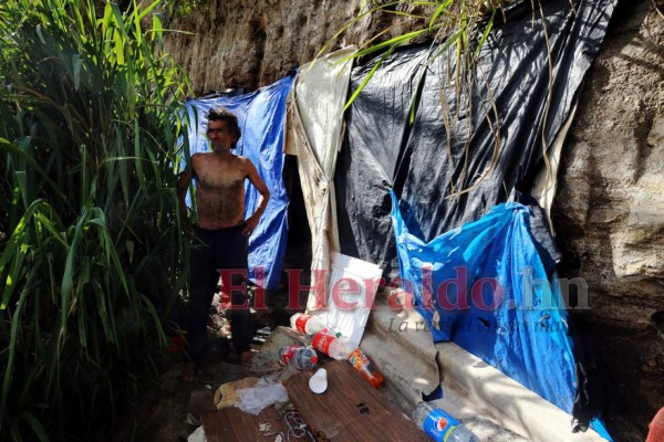 FOTOS: Una oscura y húmeda cueva, la 'casa' de un zapatero hondureño