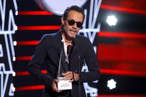 Marc Anthony rinde homenaje a José José en los Latin AMAs