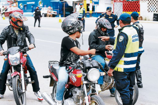 En apenas seis meses se forma un agente policial en Honduras