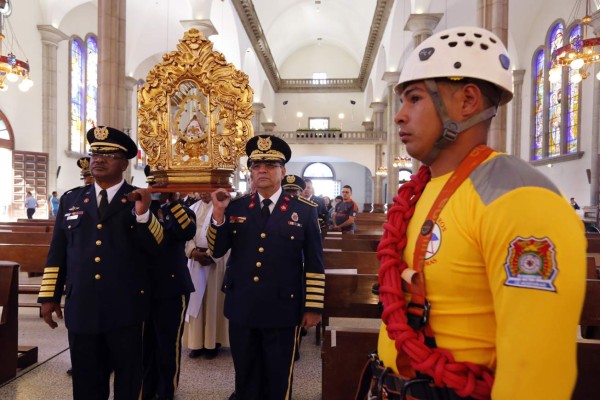 Bomberos confían su vida al amparo maternal de Suyapa