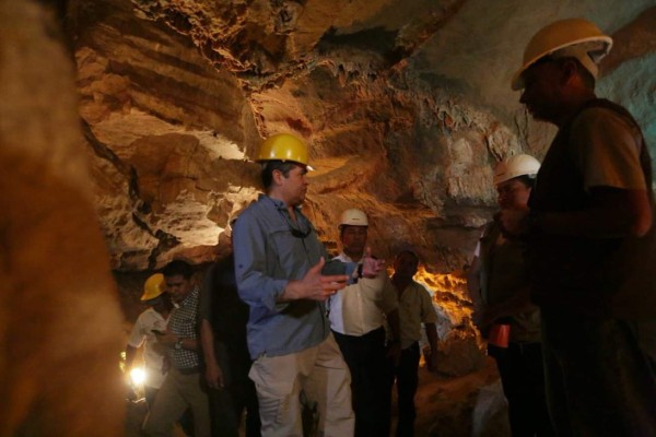 Así disfrutó el presidente Juan Orlando Hernández el recorrido por las cuevas de Taulabé