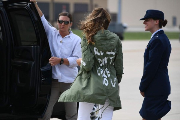 La polémica chaqueta de Melania Trump y el mensaje que revoluciona las redes
