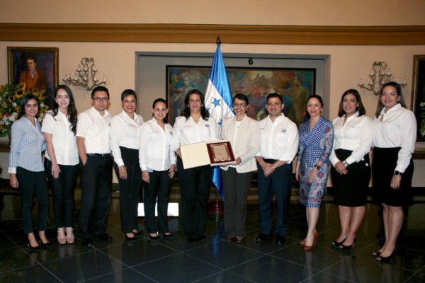 Por su apoyo a la educación prebásica Fundación Ficohsa recibe reconocimiento