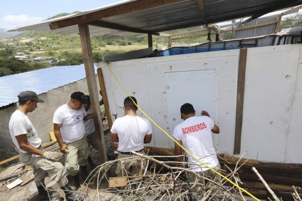 Familia Mondragón se instala en vivienda