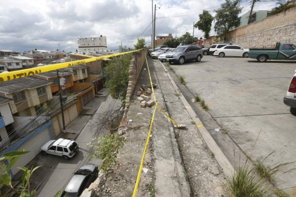 Carro de universitaria estaba frente a muro y ella aceleró por error