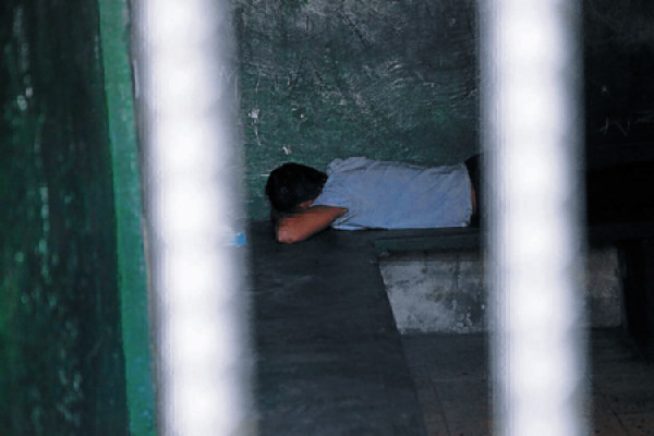 Mandan presos a dos estudiantes por crimen de recolector de plástico