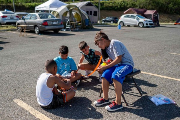 FOTOS: En la calle, afectados por devastadores sismos en Puerto Rico esperan ayuda