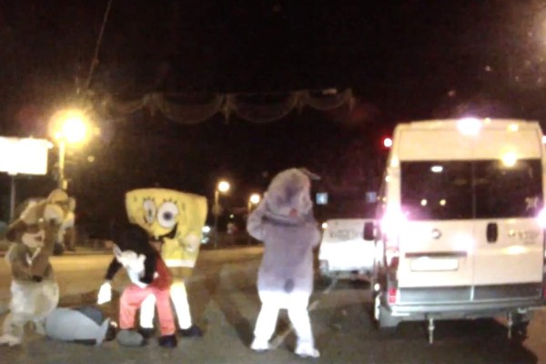 VIDEO: 'Bob Esponja' y 'Mickey Mouse' dan paliza a conductor