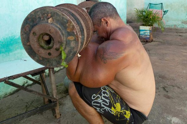 VIDEO: Desarrolló súper músculos con inyecciones de aceite y alcohol