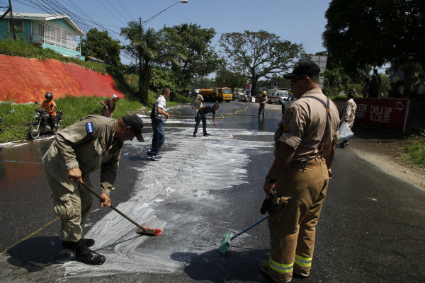 Derrame químico crea caos en carretera
