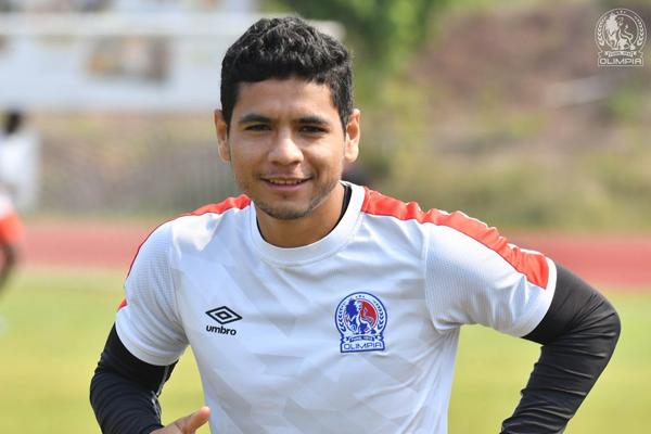 Carlos Pineda revela que jugador le quiso enamorar a su esposa