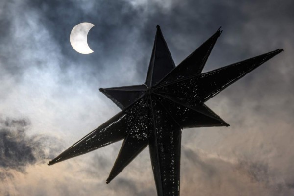 Las hermosas fotografías captadas durante el eclipse 'anillo de fuego'